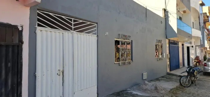 Aluga-se casa 2 quartos sala cozinha 2 banheiro garagem