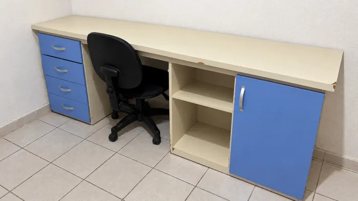 VENDO ESCRIVANINHA EM MADEIRA MACIÇA