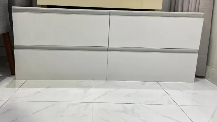 Gaveteiro suspenso em MDF branco.