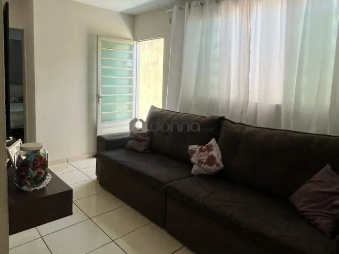 Casa Residencial com 2 Quartos, 2 Banheiros e 2 Vagas em Uberaba - R$ 170.000