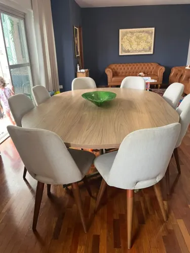 Mesa de jantar oval com 8 cadeiras