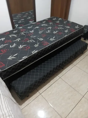 Cama de solteiro com auxiliar