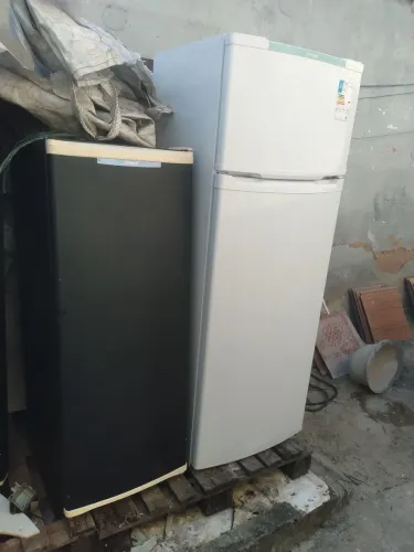 Uma geladeira e um freezer da consul funcionando 