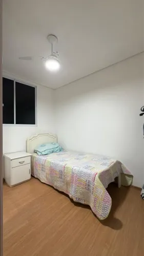 Mesa de cabeceira e cama de madeira maciça