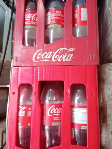 Vendo engradados completos de Coca-Cola Retornável ( engradado e vasilhame)