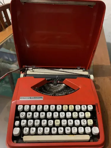 Máquina de Escrever Hermes Baby Vermelha (Para Restauro ou Peças)