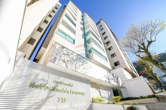 Cobertura triplex no Santa Helena, com 4 suítes e 5 vagas de garagem