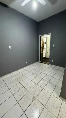 A Sala Comercial com 13m² e 01 banheiro está localizada no Calçadão de Bangu - Rio de Jane