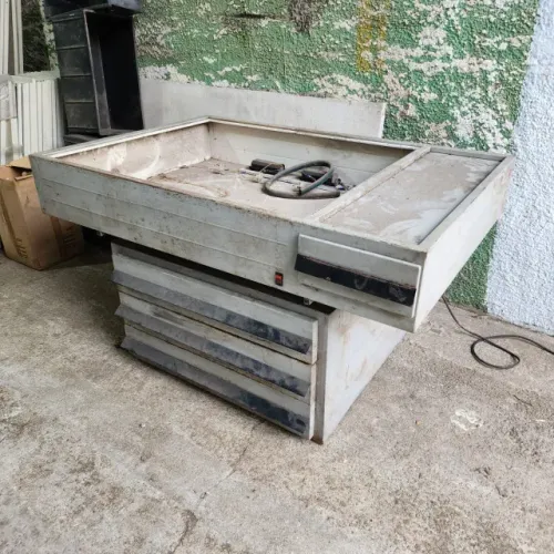 Mesa de Luz 4 Gavetas Usada (Precisa Arrumar)