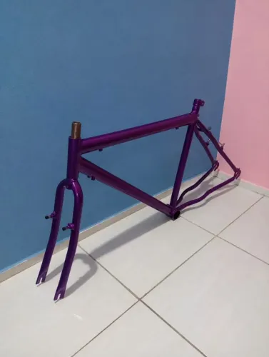 Quadro de bicicleta aro 26 cor lilás com garfo