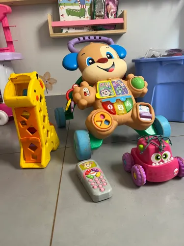 Andador fisher price e outros brinquedos 