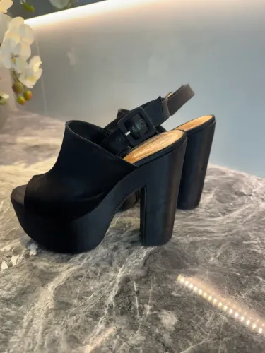 Salto preto Schütz confortável e veste bem 