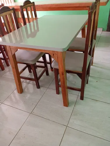Mesa 4 cadeiras de madeira em Anápolis!