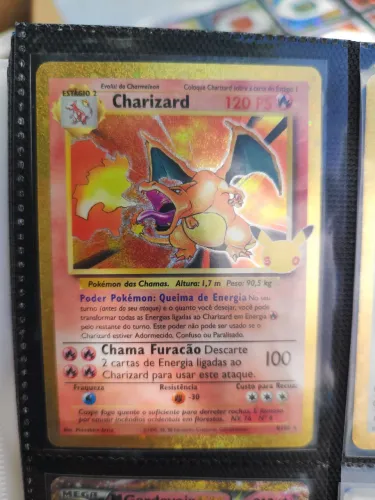 Carta pokémon Charizard 30 anos