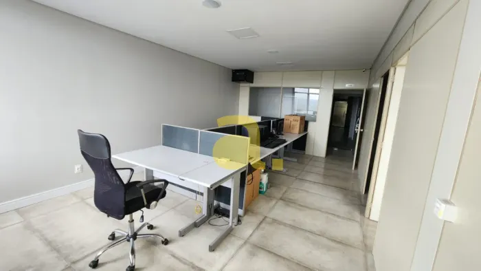 EXCELENTE SALA COMERCIAL NA RUA XV DE NOVEMBRO COM 75m²