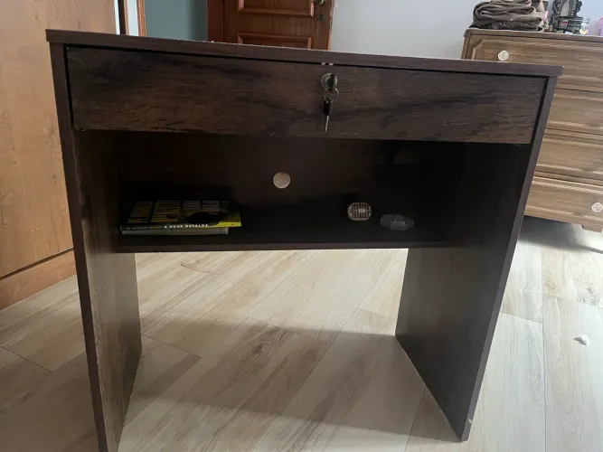 Mesa com gaveta