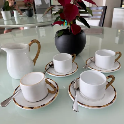 Jogo de 4 xícaras com leiteira, modelo bambu, em porcela.
