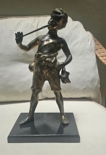 Escultura "O Menino Flautista" em Petit Bronze - Base de Mármore