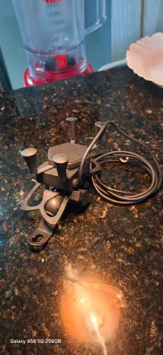 Suporte para celular com entrada para carregar..Semi novo.