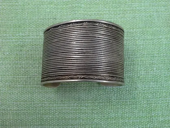 Bracelete Maciço Tipo Escrava - Design Contemporâneo