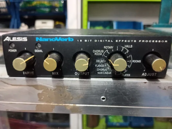 Processador de efeitos sonoros digitais. Oferece uma variedade de efeitos. Ótimo produto 