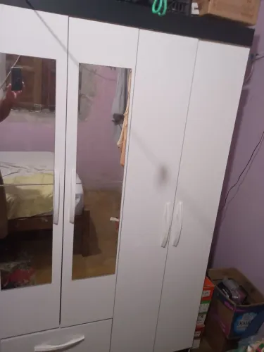 VENDE-SE GUARDA ROUPAS DE SOLTEIRO, 4 PORTAS E DUAS GAVETAS .