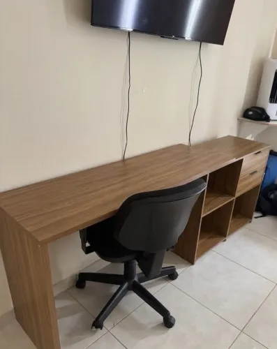 Mesa / Escrivaninha de canto em L com balcão e gavetas (Versátil/Ajustável)