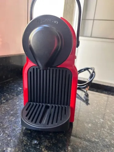 Cafeteira Nespresso Inissia vermelha