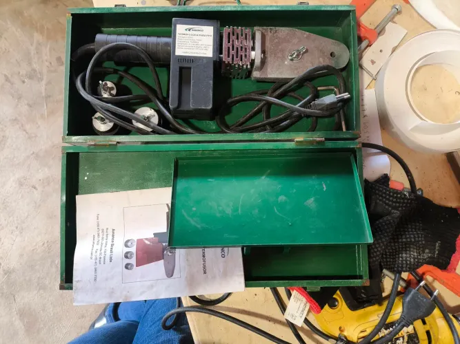 Vendo uma termofusora para PPR Voltagem 220  com três bobina Valor 1000 reais 