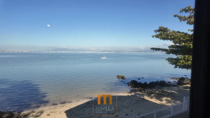 Casa Pé na Areia com 5 Suítes e Vista para a Baía de Florianópolis, em Sambaqui