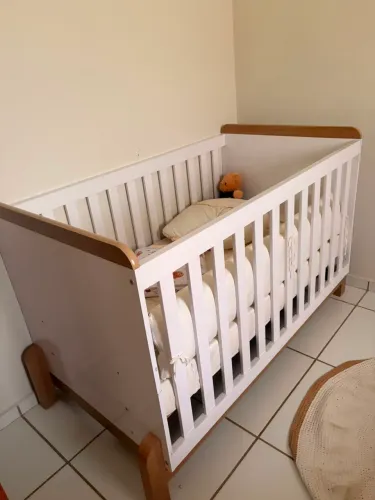 Vende-se este berço pouco usado completo