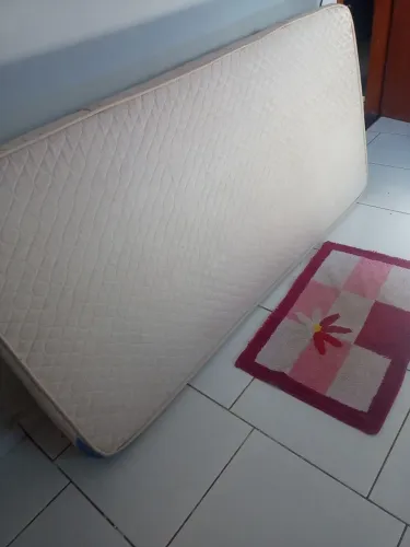 Vendo essa bicama colcha de mola valor 200 reais