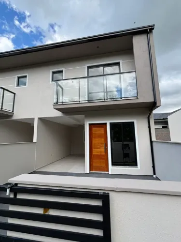 Casa com 2 dormitórios sendo 2 suítes e 1 vaga de garagem em São José/SC