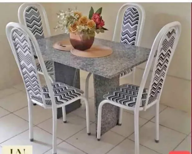 Mesa de quatro cadeiras
