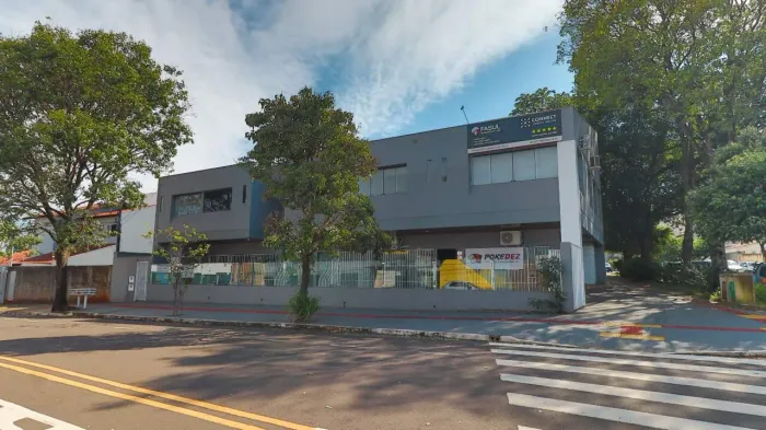 Loja em prédio de esquina com a Barão de Melgaço