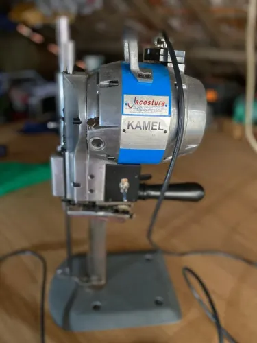 Máquina de cortar tecido Kamel, modelo CZD 3 8 polegadadas