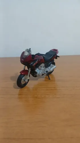 Miniatura Yamaha TDM 850 Maisto 1:18