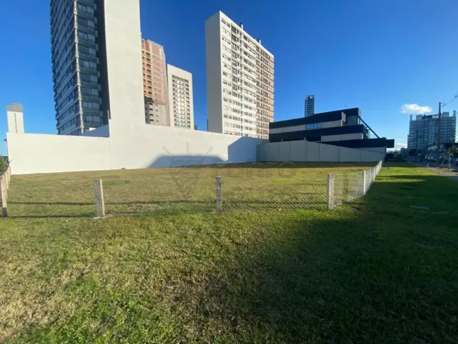 Terreno à venda no Parque Una.