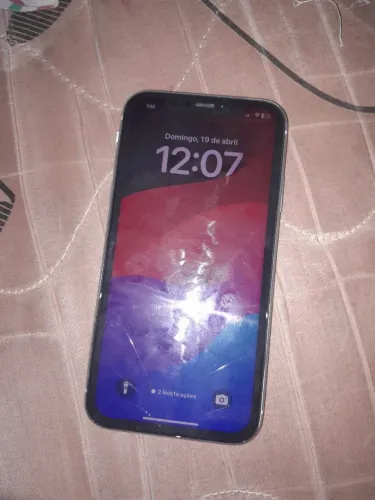 iPhone XR com 4 defeitos 1 visual e os 3 Nd importante e já vai com carregador