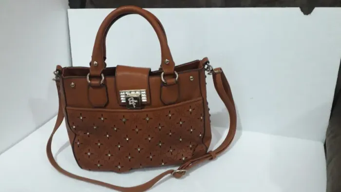 Bonita bolsa tiracolo BF marrom com strass e detalhes vazados conservada