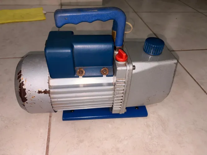 Vende-se bomba a vácuo