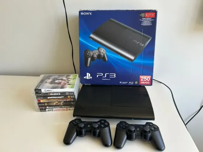 PS3 Super Slim 250Gb + 2 controles + 7 jogos