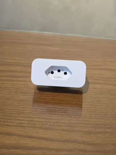 Tomada inteligente Izy Smart Wifi medição consumo Intelbras cor branco