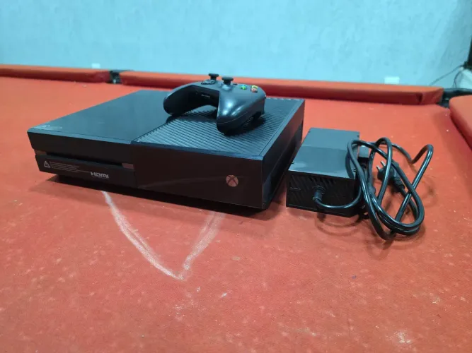 ? Xbox One 500GB + Controle Original + GTA V + Red Dead 2 + Rainbow Six