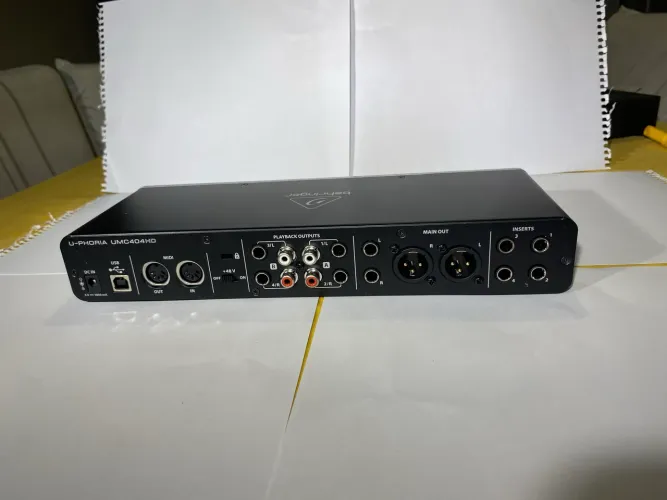 Interface de áudio Behringer 404