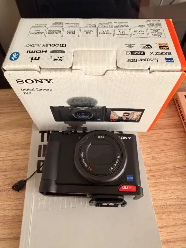 Sony ZV-1 com 4 baterias e carregador triplo