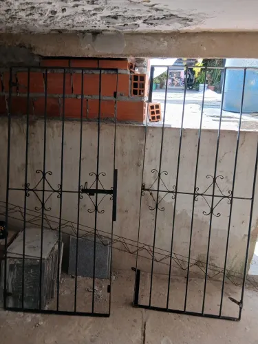 Vendo 2 pares de portão e uma grade de janela mais uma grade grande