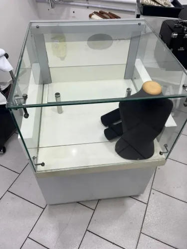Exposito de vidro para joia e acessórios.
