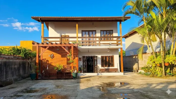 Sobrado à venda, com Jardim, 5 vagas, perto da Praia Capricórnio - Recanto Som do Mar