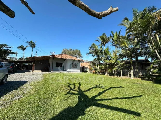 Casa Mobiliada com 4 Quartos e Amplo Terreno a 900m do Mar em Itajuba, Barra Velha - SC